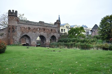 <p>Van de oostelijke ommuring van de nieuwstad bleven delen van de stadsmuur, de waterpoort over de Berkel en het onderste deel van een waltoren aan de Geweldigershoek bewaard. </p>
